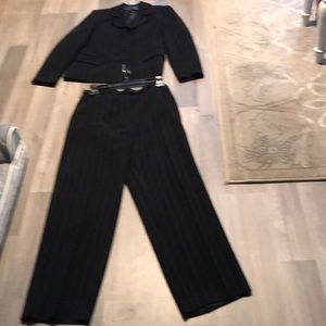 Kasper Classic 2 Piece Suit Size 4 Petite